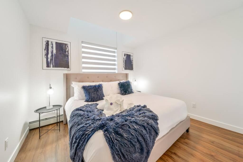 Appartamento Royal Blue Wild Oasis Corner Pnhse Kingbed U/G Wi-Fi Edmonton Esterno foto