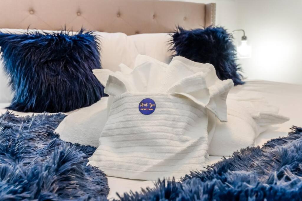 Appartamento Royal Blue Wild Oasis Corner Pnhse Kingbed U/G Wi-Fi Edmonton Esterno foto