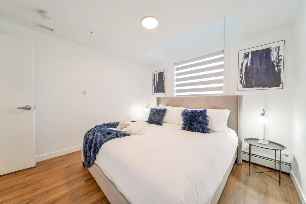 Appartamento Royal Blue Wild Oasis Corner Pnhse Kingbed U/G Wi-Fi Edmonton Esterno foto