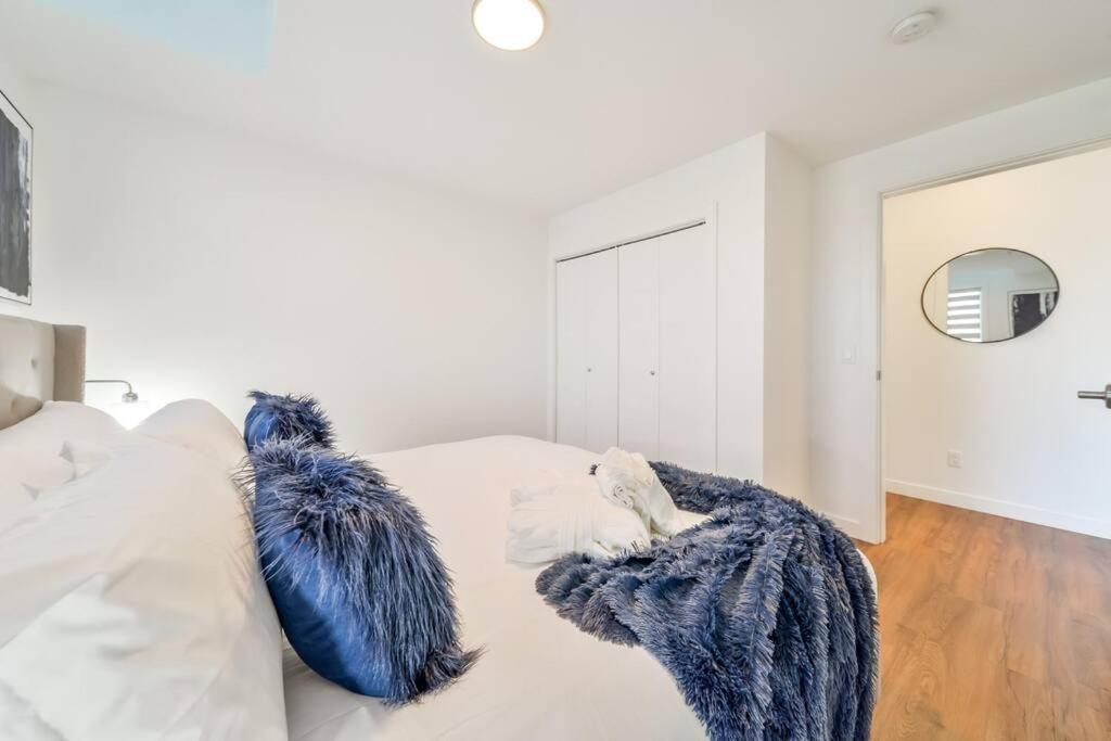 Appartamento Royal Blue Wild Oasis Corner Pnhse Kingbed U/G Wi-Fi Edmonton Esterno foto